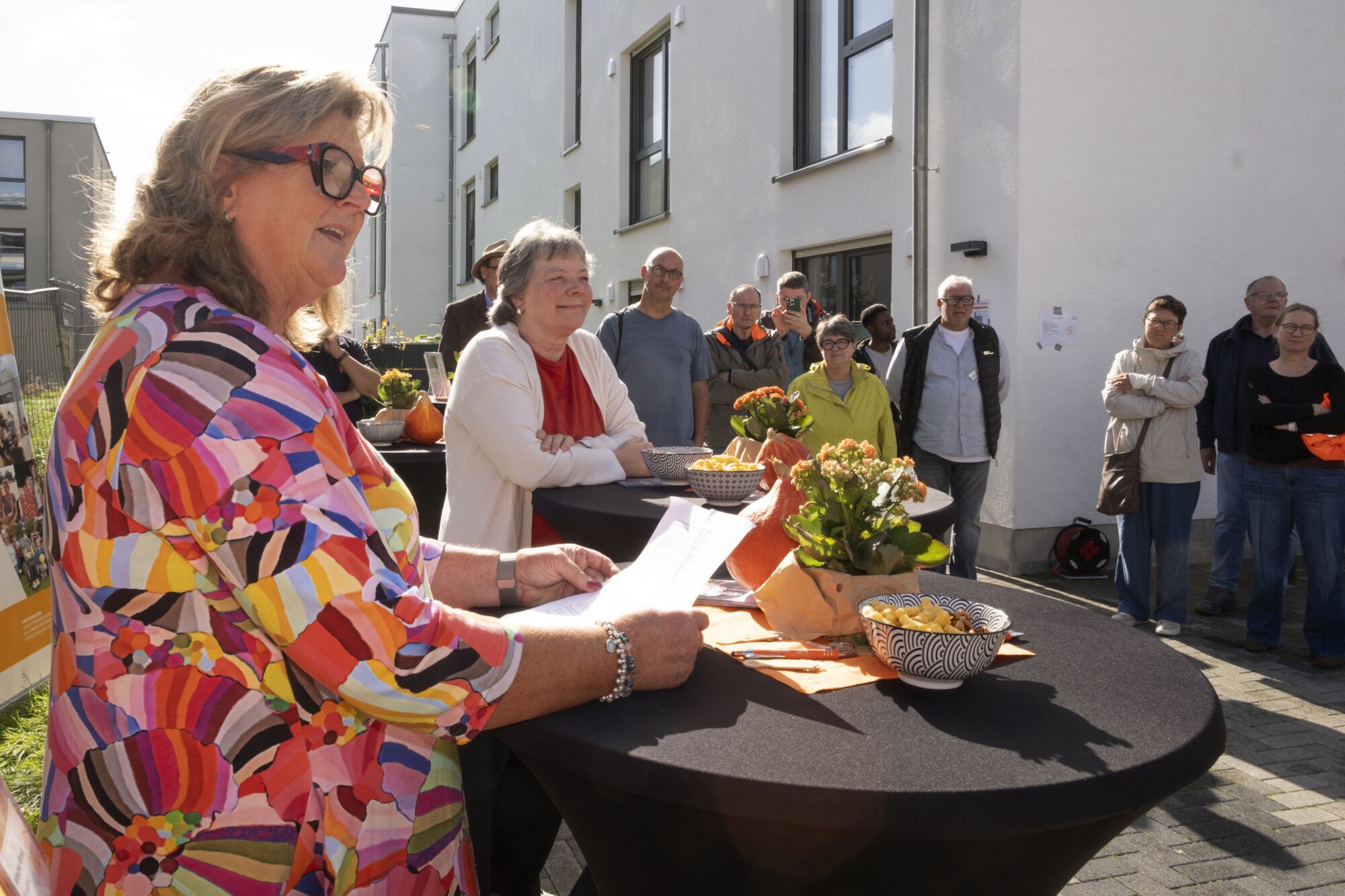 Marita Holper, Ulla Griepentrog und Gäste beim Richtfest 2026 Marita Holper hält ihre Ansprache beim Richtfest. Neben ihr steht Ulla Griepentrog.