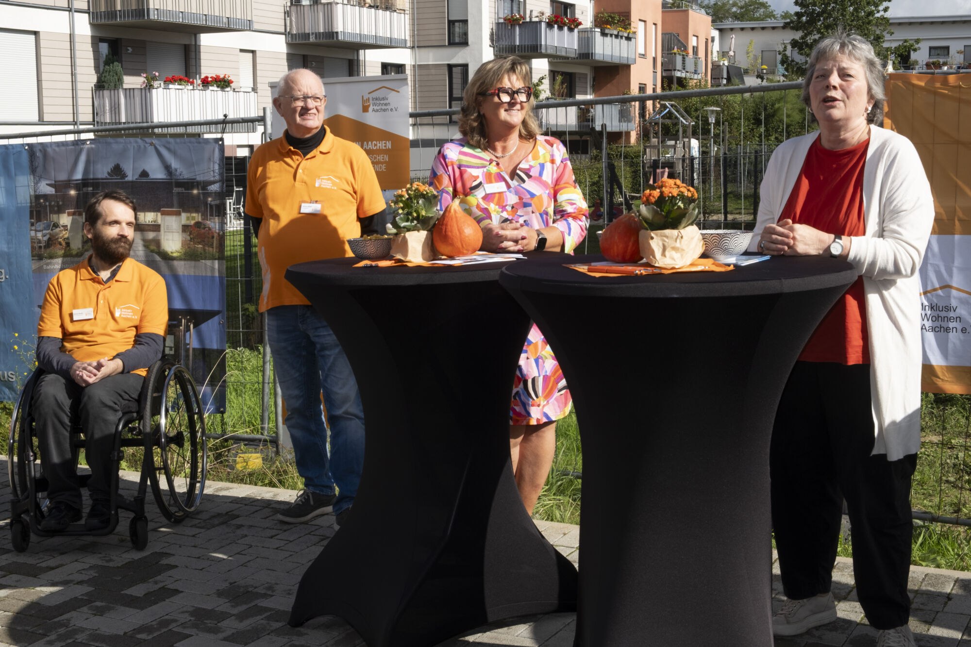 Ulla Griepentrog spricht beim Richtfest von Inklusiv Wohnen Aachen Ulla Griepentrog hält ihre Ansprache beim Richtfest. Neben ihr sind von rechts nach links Marita Holper, Wiecher Braad und Dennis Bando.